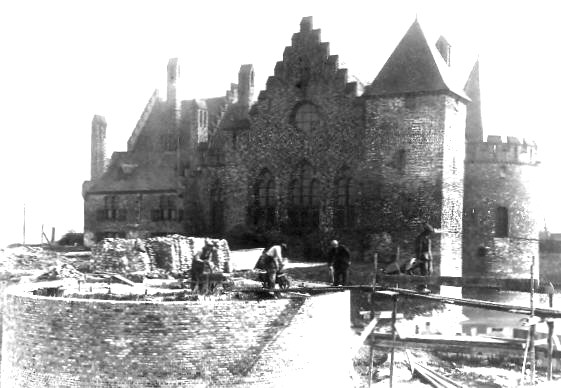 De fundering van de noordwestelijke toren werd in 1938 opgemetseld.