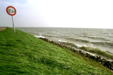 Het Markermeer ter hoogte van de Zuideruitweg
